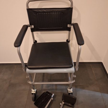 unbenutzter Toilettenstuhl